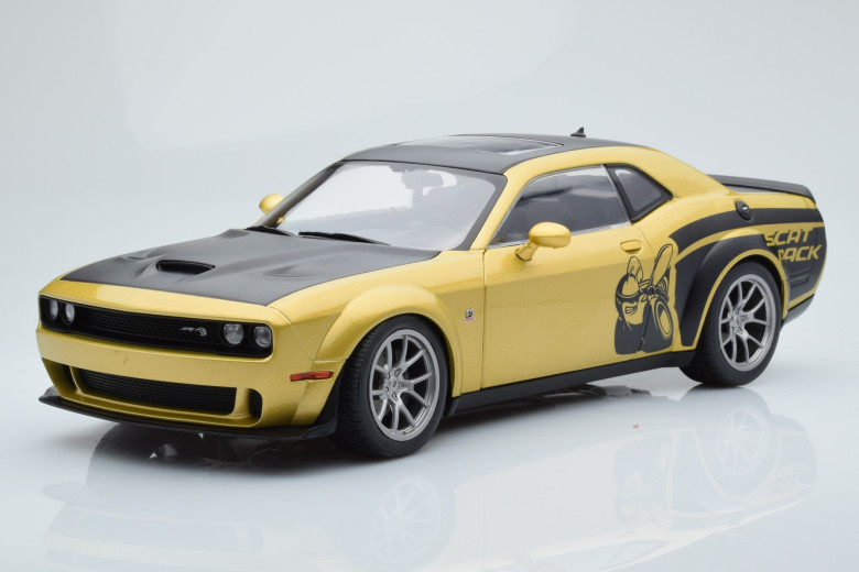 S1805707  Dodge Challenger R/T Scat Pack Widebody Gold Solido 1/18