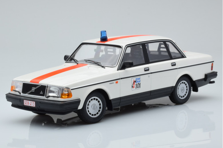155171492  Volvo 240 GL Politie Belgium Minichamps 1/18