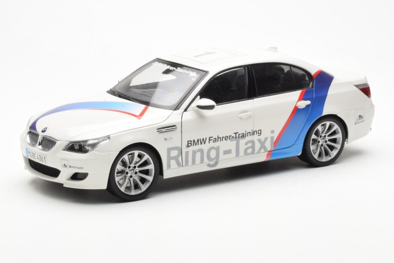 08593RT  BMW M5 E60 Ring Taxi Nurburgring Kyosho 1/18