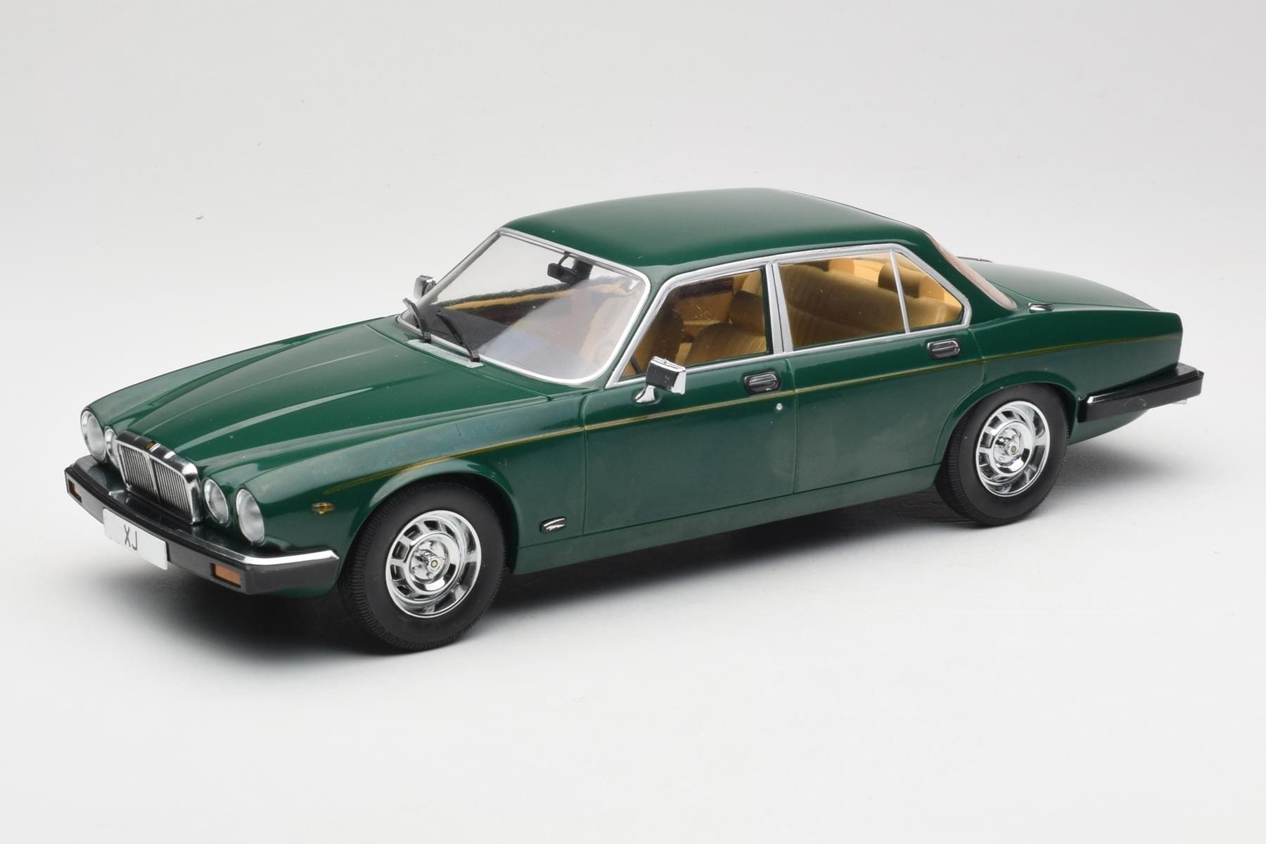 Jaguar XJ Series III Dark Green MCG 1/18