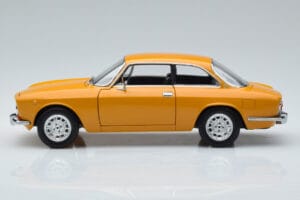 Alfa Romeo 1750 GTV Żółty Norev 1:18 187910 Metal — zdjęcie 4 z 7