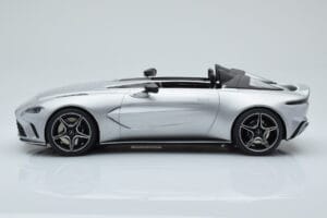 Aston Martin V12 Speedster Srebrny GT Spirit 1:18 GT430 Żywica — zdjęcie 3 z 6