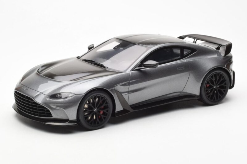 Aston Martin V12 Vantage Magnetic Srebrny GT Spirit 1:18 GT443 Żywica