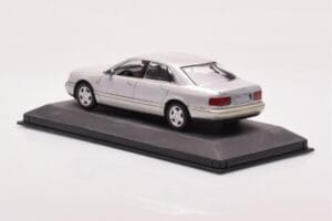Audi A8 D2 Srebrny Zielony Pasek Minichamps 1:43 AUDI-264455 Metal — zdjęcie 3 z 4