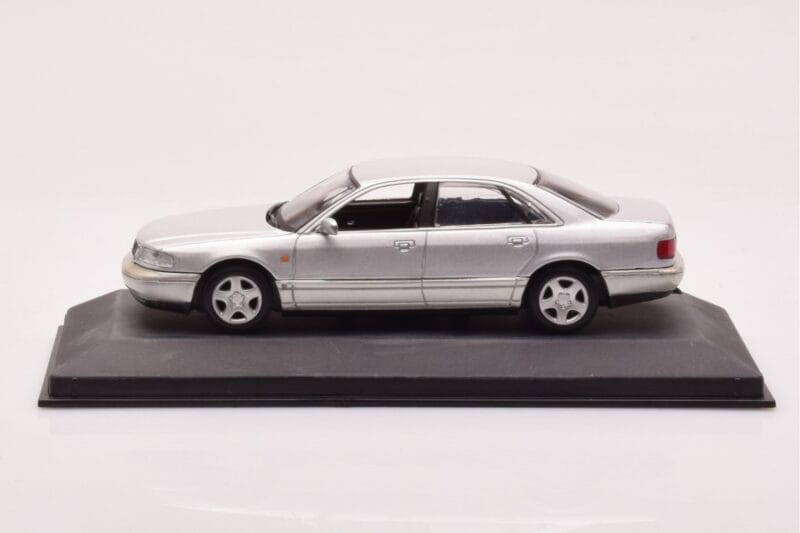 Audi A8 D2 Srebrny Zielony Pasek Minichamps 1:43 AUDI-264455 Metal