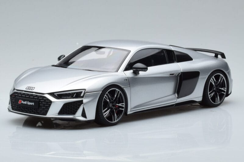 Audi R8 Performance Srebrny Kengfai 1:18 VAKF-0354 Metal