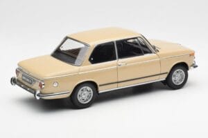 BMW 2002 Ti E10 Sahara Beżowy Kyosho 1:18 08541BG Metal — zdjęcie 3 z 8