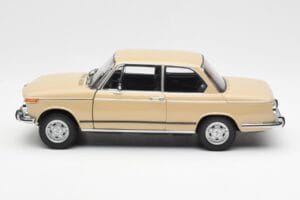BMW 2002 Ti E10 Sahara Beżowy Kyosho 1:18 08541BG Metal — zdjęcie 4 z 8