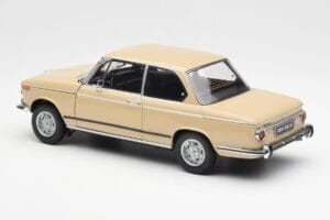 BMW 2002 Ti E10 Sahara Beżowy Kyosho 1:18 08541BG Metal — zdjęcie 7 z 8