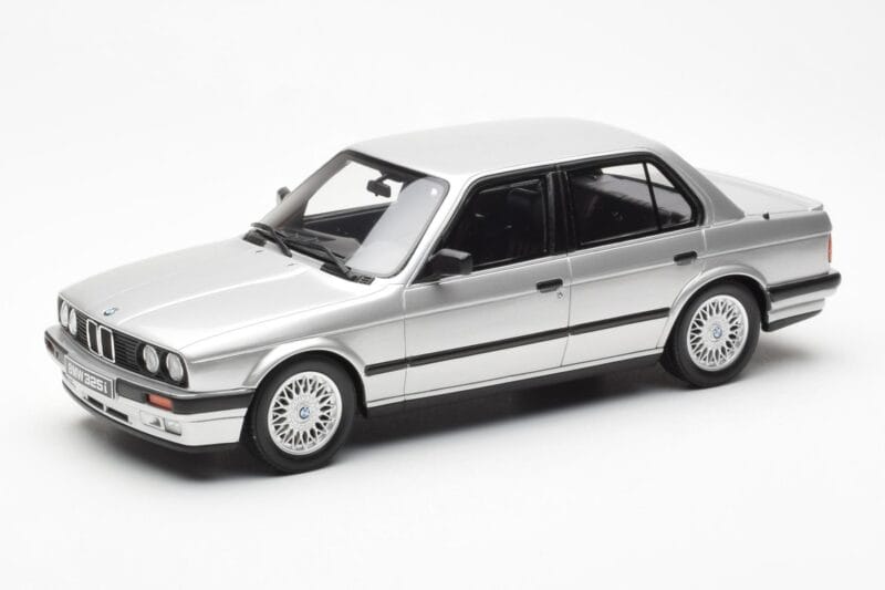 BMW 325i E30 Srebrny Otto 1:18 OT912 Żywica