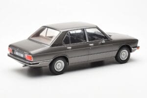 BMW 520i E28 Szary MCG 1:18 MCG18121 Metal — zdjęcie 2 z 6