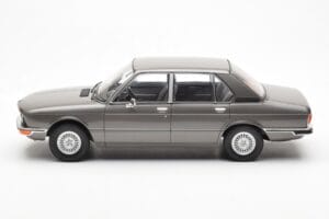 BMW 520i E28 Szary MCG 1:18 MCG18121 Metal — zdjęcie 3 z 6