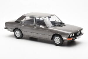 BMW 520i E28 Szary MCG 1:18 MCG18121 Metal — zdjęcie 4 z 6