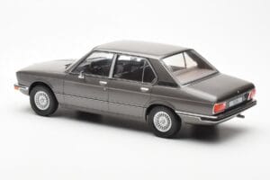 BMW 520i E28 Szary MCG 1:18 MCG18121 Metal — zdjęcie 5 z 6