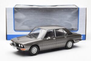 BMW 520i E28 Szary MCG 1:18 MCG18121 Metal — zdjęcie 6 z 6