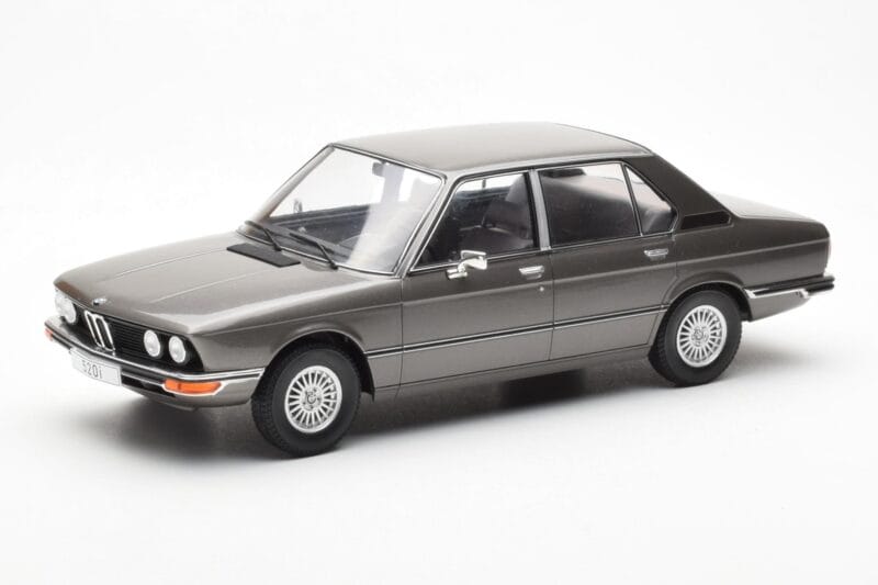 BMW 520i E28 Szary MCG 1:18 MCG18121 Metal