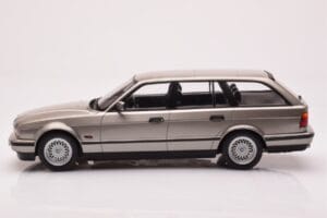 BMW 530i E34 Touring Szary Metaliczny MCG 1:18 MCG18330 Metal — zdjęcie 3 z 6