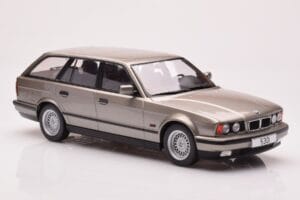BMW 530i E34 Touring Szary Metaliczny MCG 1:18 MCG18330 Metal — zdjęcie 4 z 6
