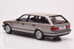 BMW 530i E34 Touring Szary Metaliczny MCG 1:18 MCG18330 Metal — zdjęcie 5 z 6