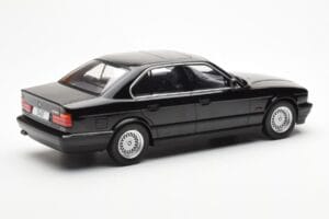 BMW 540i E34 Czarny Metallic MCG 1:18 MCG18157 Metal — zdjęcie 2 z 6