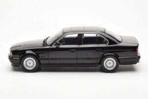BMW 540i E34 Czarny Metallic MCG 1:18 MCG18157 Metal — zdjęcie 3 z 6