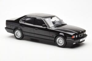 BMW 540i E34 Czarny Metallic MCG 1:18 MCG18157 Metal — zdjęcie 4 z 6