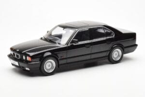 BMW 540i E34 Czarny Metallic MCG 1:18 MCG18157 Metal