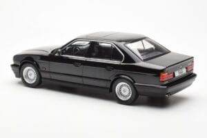 BMW 540i E34 Czarny Metallic MCG 1:18 MCG18157 Metal — zdjęcie 5 z 6