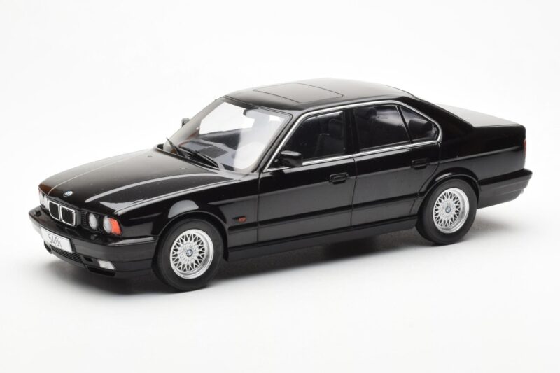 BMW 540i E34 Czarny Metallic MCG 1:18 MCG18157 Metal