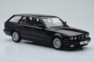 BMW 540i E34 Touring Czarny Metaliczny MCG 1:18 MCG18329 Metal — zdjęcie 4 z 6