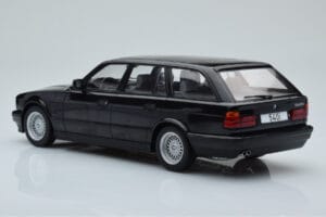 BMW 540i E34 Touring Czarny Metaliczny MCG 1:18 MCG18329 Metal — zdjęcie 5 z 6