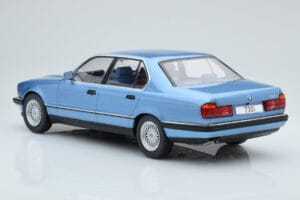 BMW 7 Series E32 730i Niebieski MCG 1:18 MCG18160 Metal — zdjęcie 4 z 5