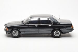 BMW 733i E23 Czarny Metallic KK-Scale 1:18 KKDC180101 Metal — zdjęcie 3 z 6