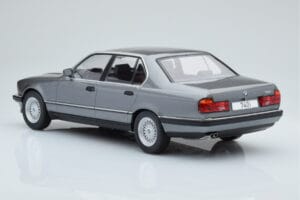 BMW 7 Series E32 740i Srebrny MCG 1:18 MCG18161 Metal — zdjęcie 4 z 5