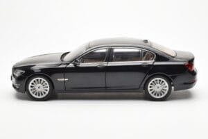 BMW 750Li F02 Facelift Carbon Czarny Kyosho 1:18 08784BK Metal — zdjęcie 4 z 8