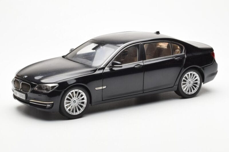 BMW 750Li F02 Facelift Carbon Czarny Kyosho 1:18 08784BK Metal