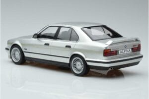 BMW Alpina B10 4.6 E34 Srebrny MCG 1:18 MCG18231 Metal — zdjęcie 5 z 5
