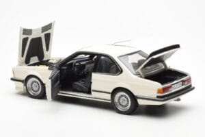 BMW M635 CSi E24 Biały Dealer Edition AUTOart 1:18 80430145829 Metal — zdjęcie 5 z 8