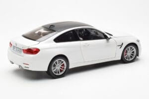 BMW M4 F82 Frozen Brilliant Biały Paragon 1:18 PA-97101 Metal — zdjęcie 3 z 8