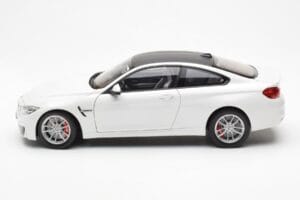BMW M4 F82 Frozen Brilliant Biały Paragon 1:18 PA-97101 Metal — zdjęcie 4 z 8