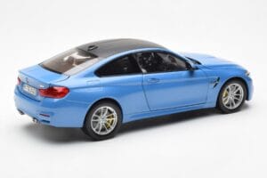 BMW M4 F82 Yas Marina Niebieski Paragon 1:18 PA-97102 Metal — zdjęcie 3 z 8