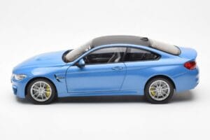 BMW M4 F82 Yas Marina Niebieski Paragon 1:18 PA-97102 Metal — zdjęcie 4 z 8