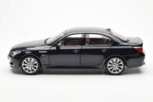 BMW M5 E60 Carbon Czarny Kyosho 1:18 08593BK Metal — zdjęcie 4 z 8