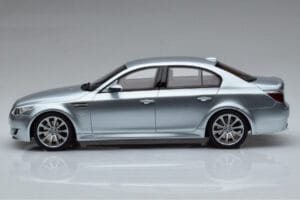 BMW M5 E60 Srebrny Otto 1:18 OT426 Żywica — zdjęcie 3 z 6