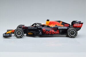 Red Bull Racing RB16B #33 M. Verstappen Abu Dhabi GP F1 World Champion 2021 Minichamps 1:18 110212333 Metal — zdjęcie 3 z 6