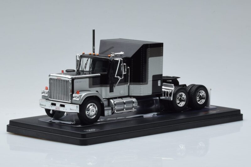 GMC General Srebrny Czarny IXO 1:43 TR117 Metal