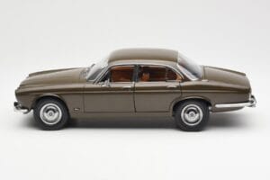 Jaguar XJ6 Series 1 4.2 Sable Brązowy Paragon 1:18 2011004 Metal — zdjęcie 4 z 8