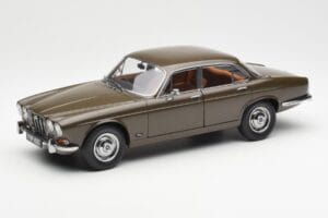 Jaguar XJ6 Series 1 4.2 Sable Brązowy Paragon 1:18 2011004 Metal