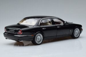 Jaguar XJ6 X350 Ebony Czarny Almost Real 1:18 810501 Metal — zdjęcie 3 z 11
