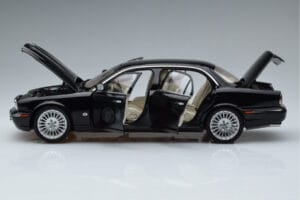 Jaguar XJ6 X350 Ebony Czarny Almost Real 1:18 810501 Metal — zdjęcie 4 z 11